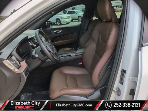 Used 2023 Volvo XC60 B5 Plus AWD/4WD image 17
