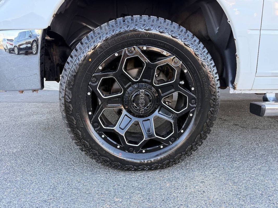 Used 2017 RAM 1500 Classic SLT w/ SLT Plus D←cor Group AWD/4WD image 8