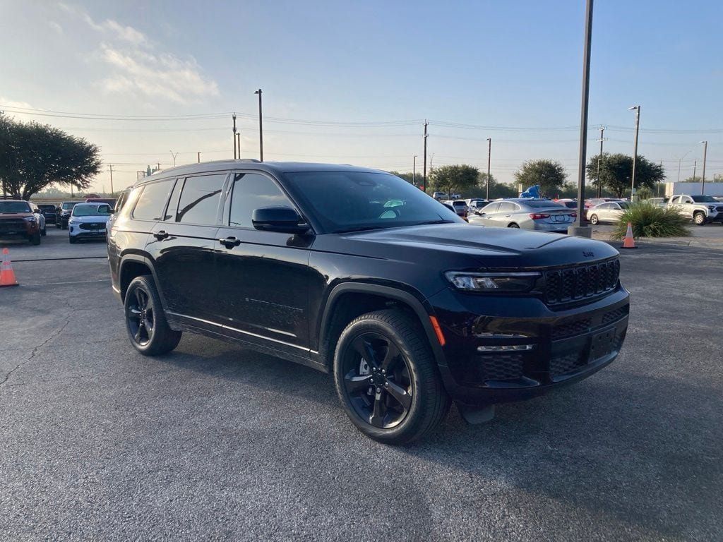 Used 2025 Jeep Grand Cherokee L Limited w/ Black Appearance Package AWD/4WD image 3