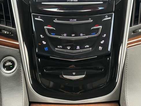 Used 2019 Cadillac Escalade Luxury AWD/4WD image 16