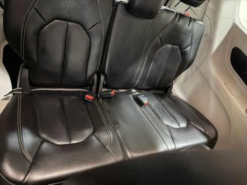 Used 2023 Chrysler Pacifica Touring-L FWD image 33