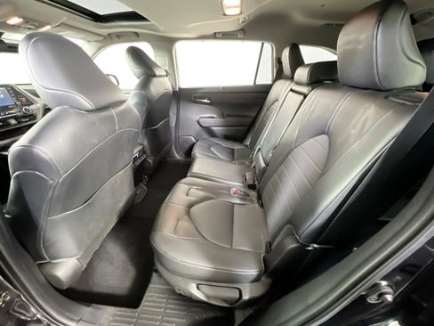 Used 2022 Toyota Highlander XLE image 24