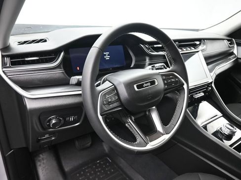 Used 2023 Jeep Grand Cherokee L Laredo image 13