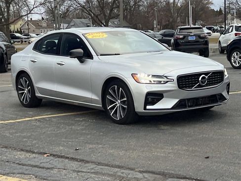 Used 2022 Volvo S60 B5 Momentum image 7