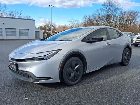 Used 2024 Toyota Prius LE image 3