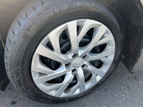 Used 2018 Toyota Corolla LE image 9