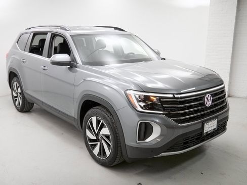 Used 2025 Volkswagen Atlas SE image 4