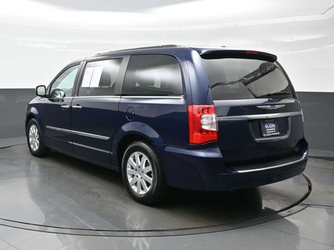 Used 2012 Chrysler Town & Country Touring-L w/ Entertainment Group #2 FWD image 4