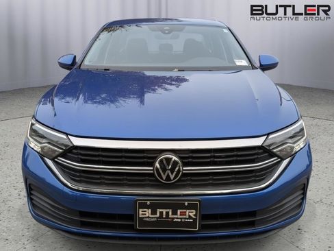 Used 2024 Volkswagen Jetta SE image 9