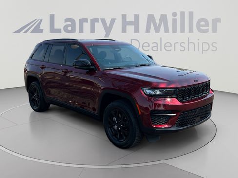 Used 2025 Jeep Grand Cherokee Altitude AWD/4WD image 7