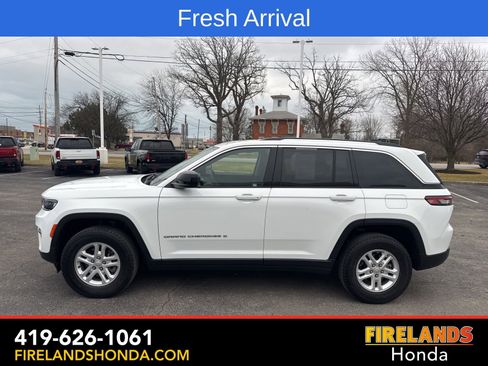 Used 2023 Jeep Grand Cherokee Laredo image 1