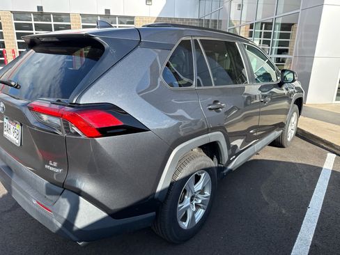 Used 2021 Toyota RAV4 LE AWD/4WD image 3