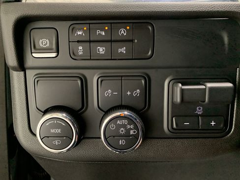 Used 2025 Chevrolet Suburban High Country RWD image 32
