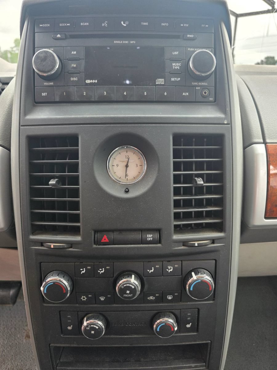 Used 2008 Chrysler Town & Country Touring FWD image 10