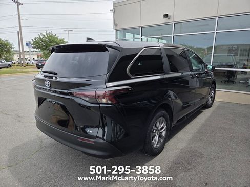 Used 2025 Toyota Sienna LE FWD image 4