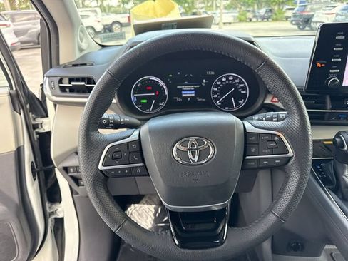 Used 2021 Toyota Sienna Limited FWD image 14