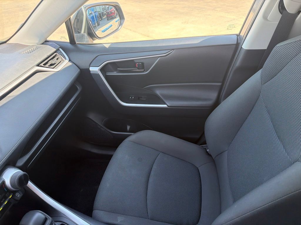 Used 2025 Toyota RAV4 LE AWD/4WD image 22
