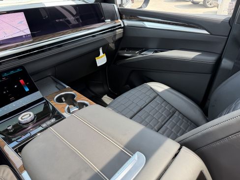 Certified 2025 Cadillac Escalade Sport Platinum w/ LPO, ONYX Package AWD/4WD image 10