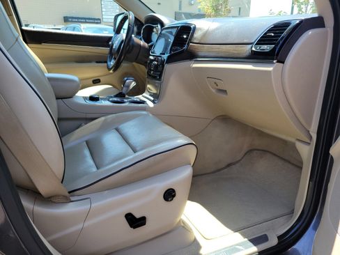 Used 2020 Jeep Grand Cherokee Overland AWD/4WD image 12