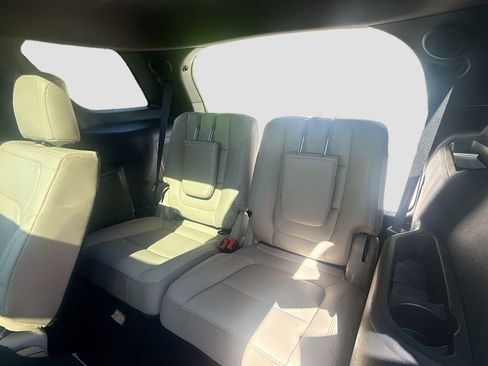 Used 2018 Ford Explorer Limited image 28