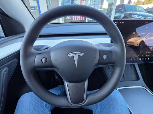 Used 2025 Tesla Model Y Long Range AWD/4WD image 17