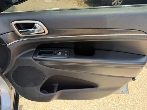 Used 2017 Jeep Grand Cherokee Limited w/ Trailer Tow Group IV image 9