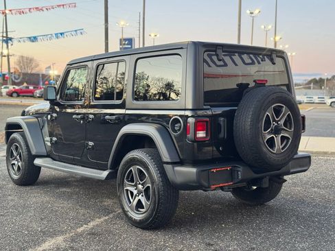 Used 2018 Jeep Wrangler Unlimited Sport S AWD/4WD image 3