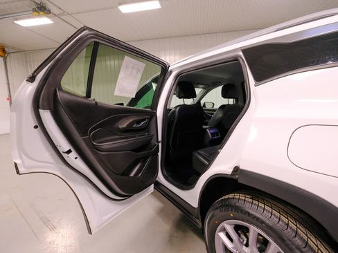 Used 2024 GMC Terrain SLT image 28