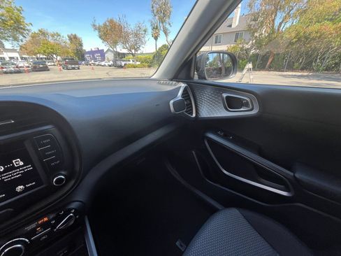 Used 2025 Kia Soul LX w/ LX Technology Package FWD image 28