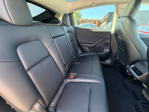 Used 2022 Tesla Model Y Long Range AWD/4WD image 29