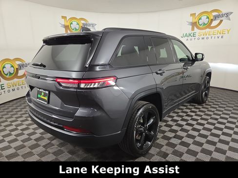 Used 2023 Jeep Grand Cherokee Altitude AWD/4WD image 9