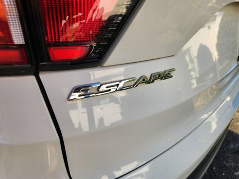 Used 2017 Ford Escape SE FWD image 8
