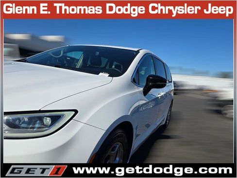 Certified 2024 Chrysler Pacifica Limited image 6