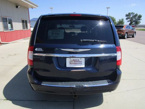 Used 2014 Chrysler Town & Country Touring FWD image 8