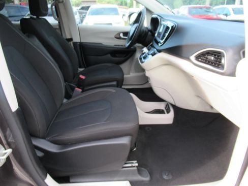 Certified 2023 Chrysler Voyager LX FWD image 10