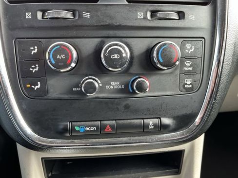 Used 2014 Dodge Grand Caravan SXT image 18
