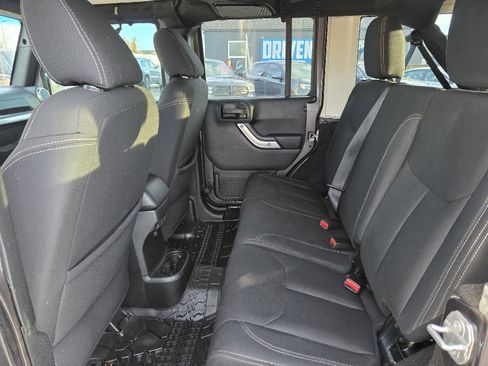 Used 2018 Jeep Wrangler Unlimited Rubicon w/ Connectivity Group image 13