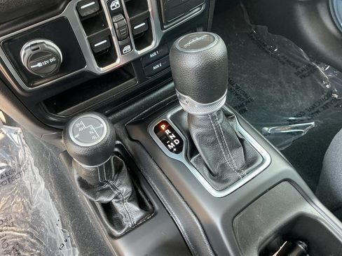 Certified 2024 Jeep Gladiator Sport AWD/4WD image 28