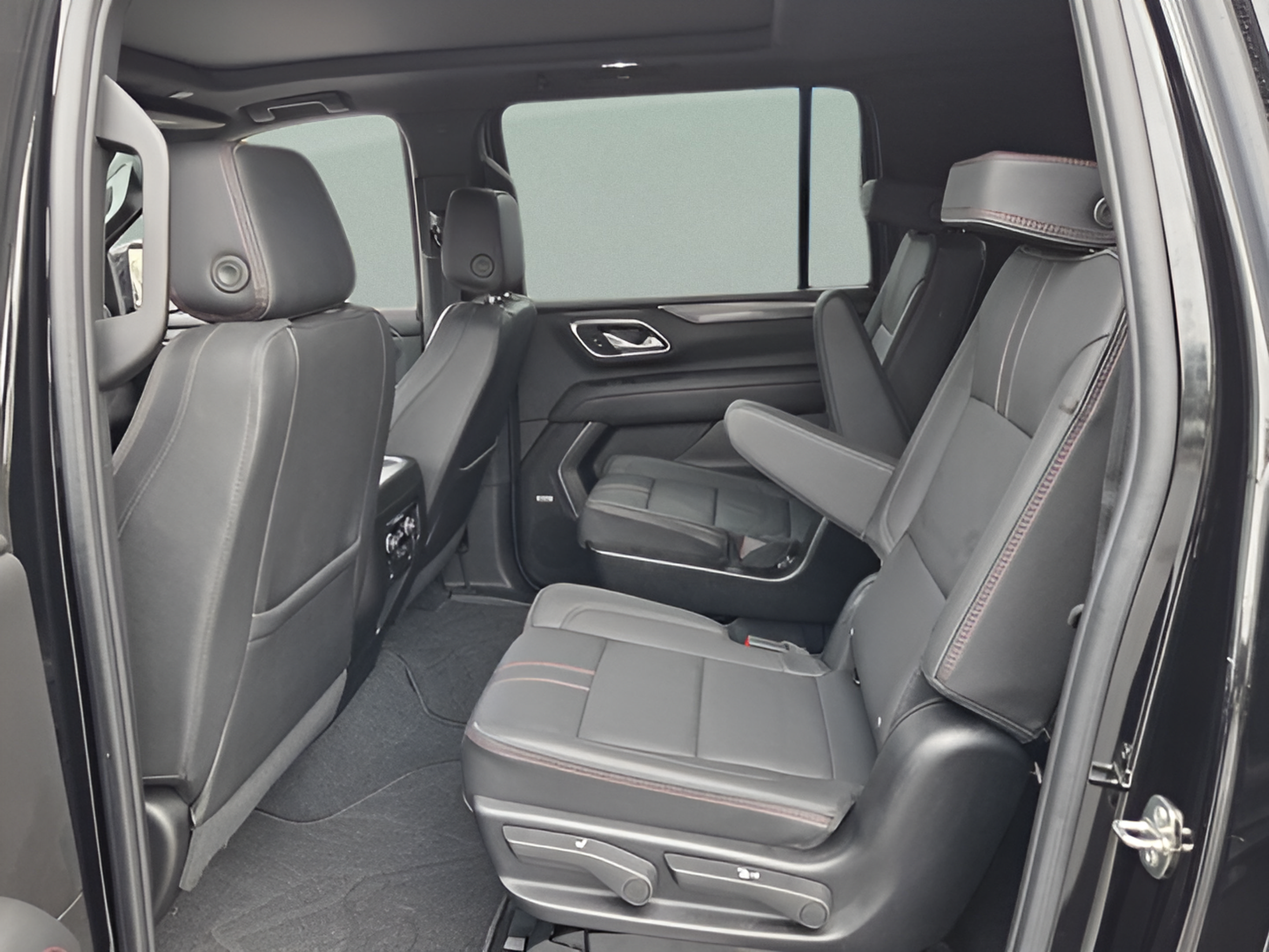 Used 2023 Chevrolet Suburban RST w/ Luxury Package RWD image 10