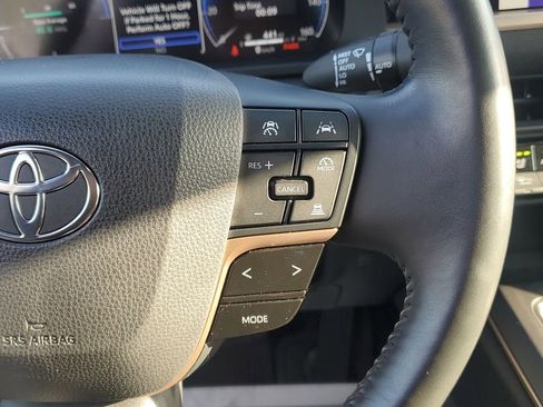 Used 2023 Toyota Crown Limited image 28