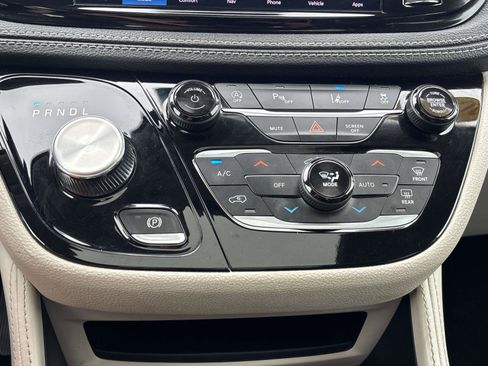 Used 2023 Chrysler Pacifica Limited image 24