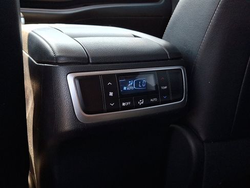 Used 2017 Toyota Highlander XLE AWD/4WD image 12