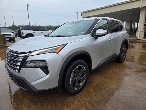 Used 2025 Nissan Rogue SV FWD image 1