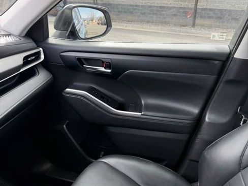 Used 2023 Toyota Highlander XLE image 31