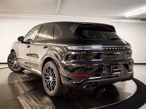 Certified 2026 Porsche Cayenne AWD/4WD image 3