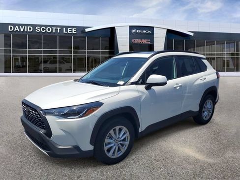 Used 2022 Toyota Corolla Cross LE w/ Moonroof Package FWD image 2