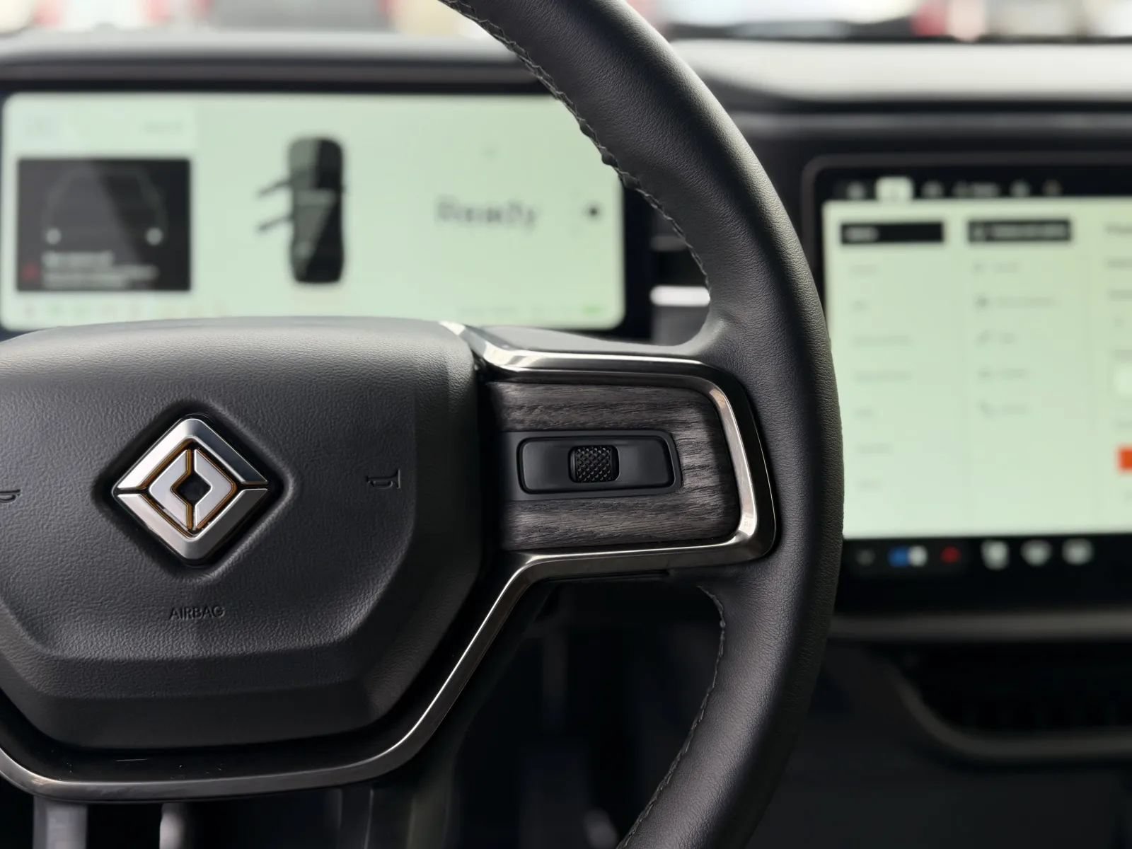 Used 2025 Rivian R1S Adventure Dual AWD/4WD image 25