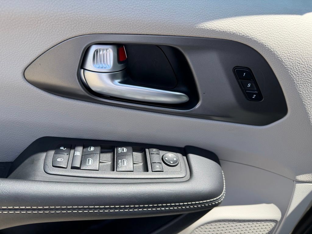 Used 2024 Chrysler Pacifica Touring-L FWD image 9
