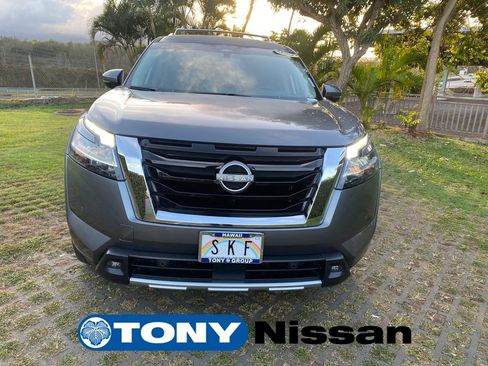 Used 2023 Nissan Pathfinder Platinum image 2