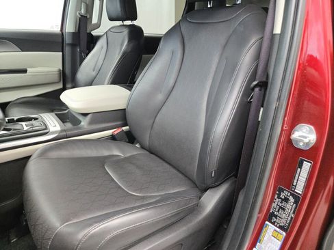 Used 2024 Kia Carnival LX image 28